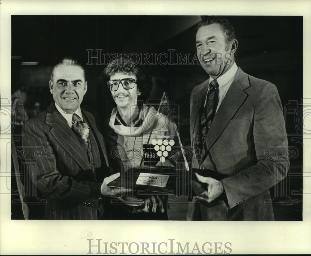 1978 Press Photo Pete Couture, Bowling Champion with Others and Award - Historic Images