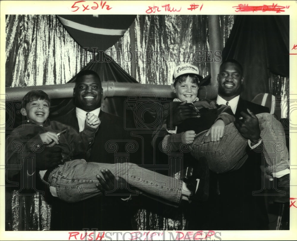 1992 Press Photo John Copeland with Children at Fidelity and Gratuity Event - Historic Images