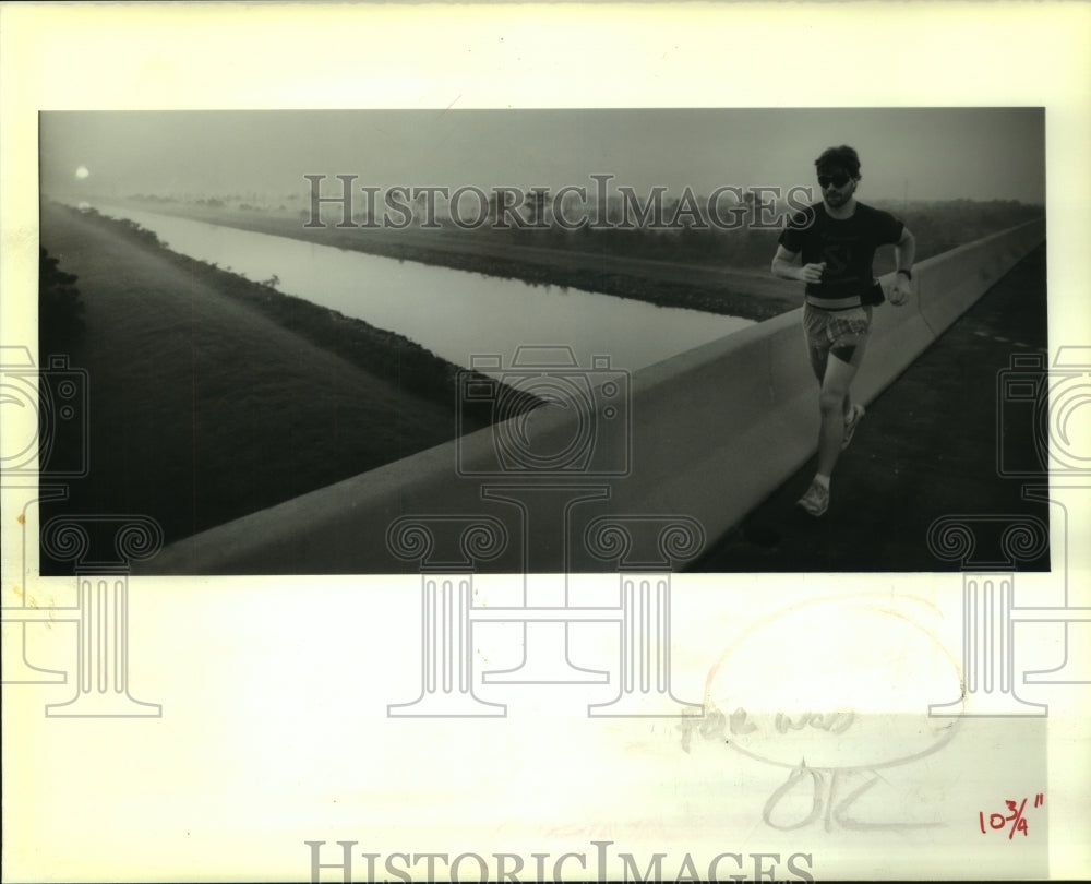 1988 Press Photo Paul Dendy, Marathoner Running at Violet Canal Bridge - Historic Images