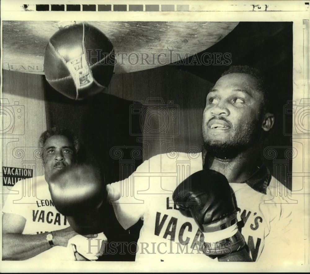 1970 Press Photo Boxer Joe Frazier with Trainer Manager Yancey Durham- Historic Images