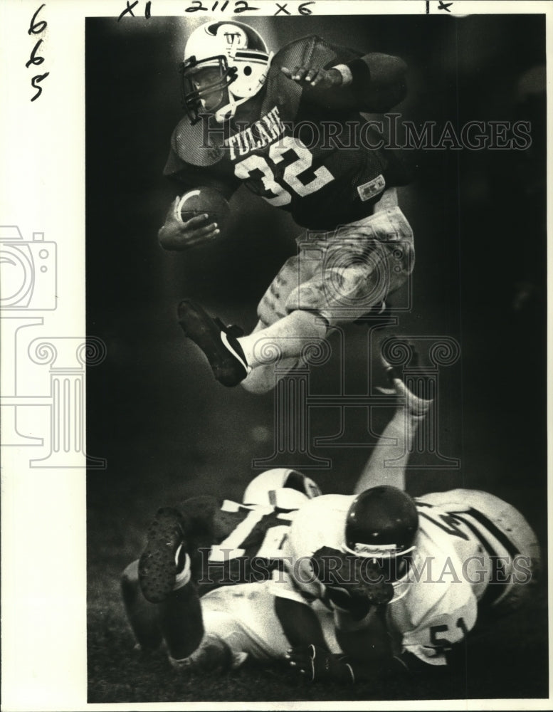 1982 Press Photo Toddy Francis, Tulane football player leaping through the air - Historic Images