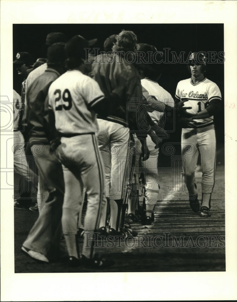 1980 Press Photo New Orleans baseball player Ronn Dixon is welcomed by teammates- Historic Images