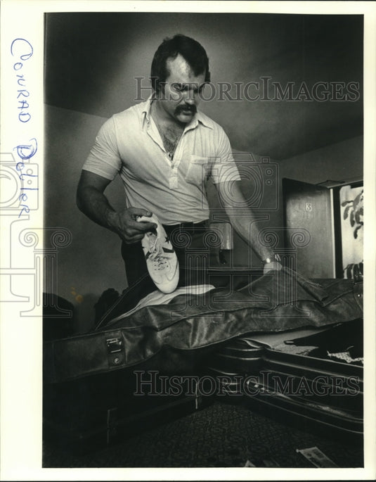 1978 Press Photo New Orleans Saints Conrad Dobler Arrives at St. Vero Beach Camp - Historic Images