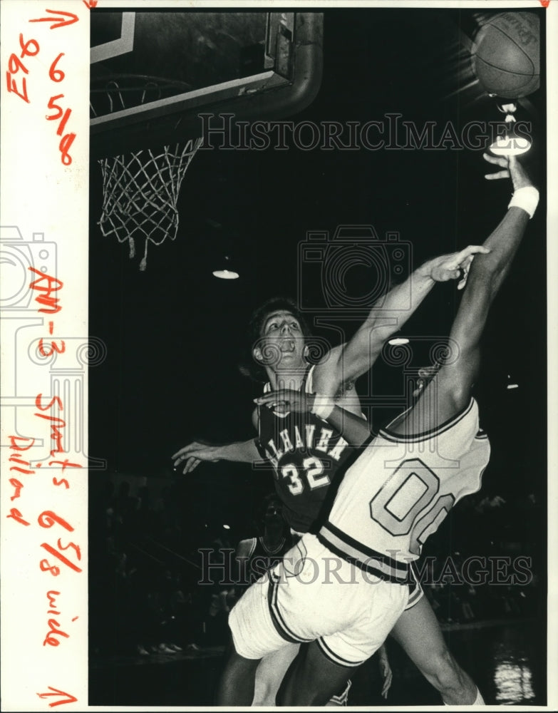 1982 Press Photo Basketball - Xavier&#39;s Alvin Dukes against Belhaven&#39;s Jud Smith - Historic Images