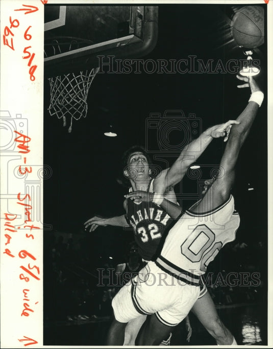 1982 Press Photo Basketball - Xavier's Alvin Dukes against Belhaven's Jud Smith - Historic Images