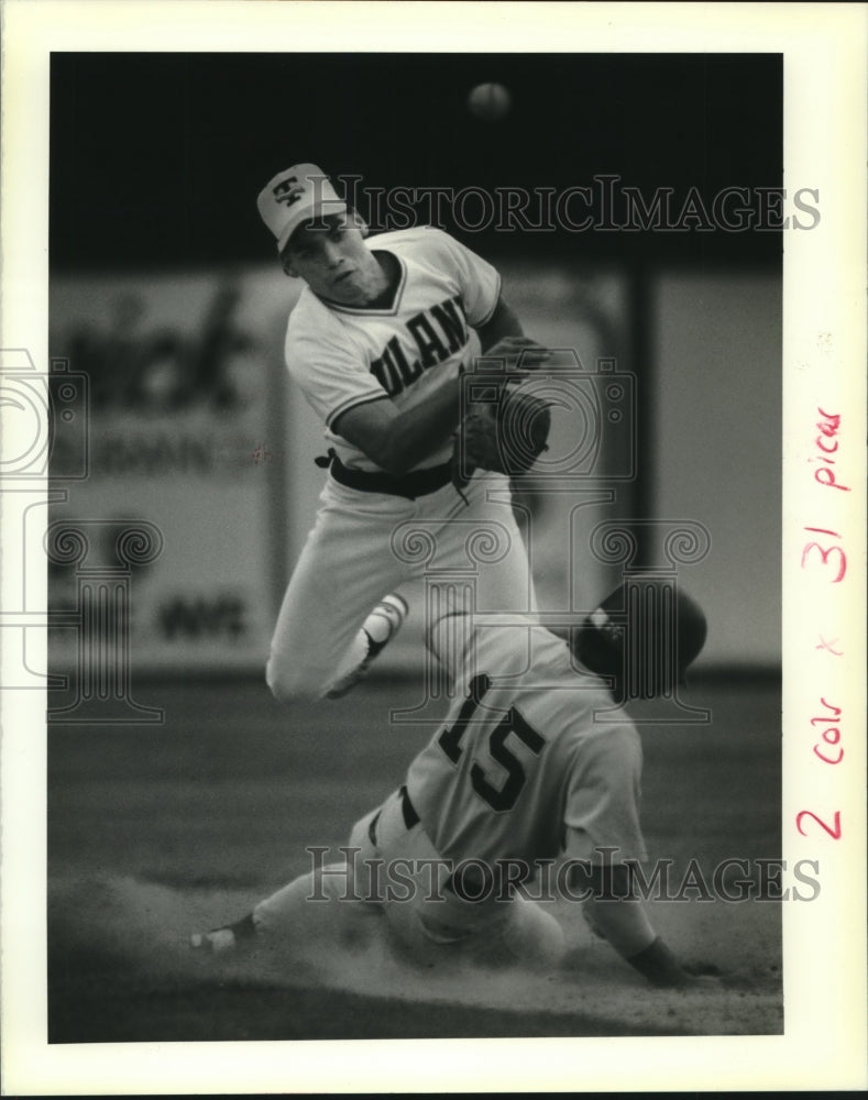 1990 Press Photo UNO&#39;s #15 Jason Cornell tag by Tulane&#39;s Alfredo Mesa at Second - Historic Images