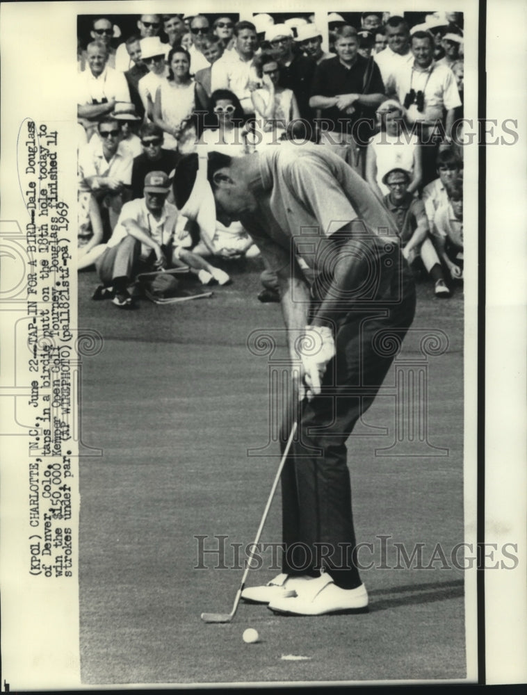 1969 Press Photo Dale Douglass taps in for birdie to win Kemper Open Golf Tour- Historic Images