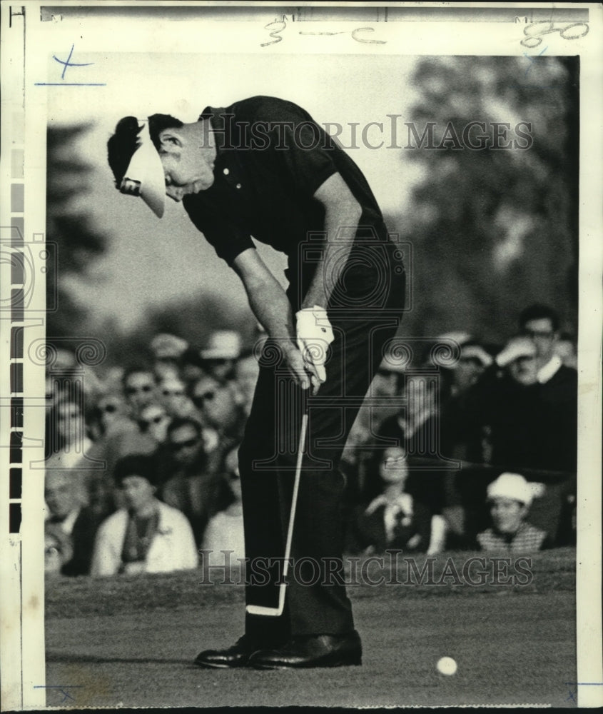 1970 Press Photo Dale Douglass putts out on the 18th green of the Phoenix Open- Historic Images