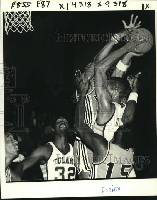 1981 Press Photo Tulane's Eric Dozier battles two Mercer Bears for possession - Historic Images