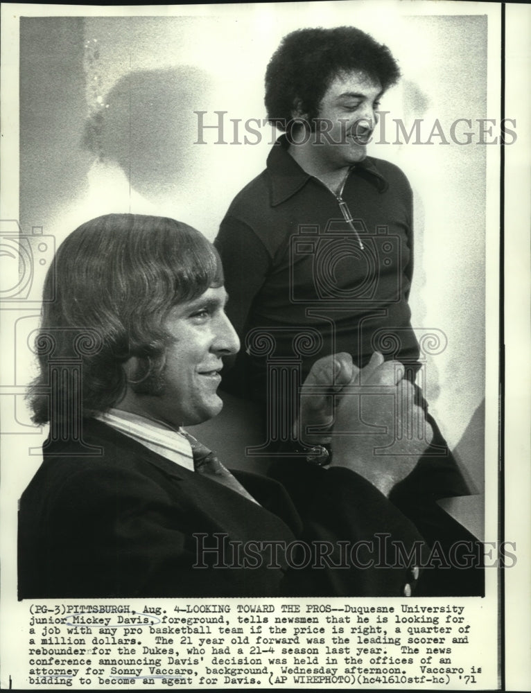 1971 Press Photo Duquesne University junior Mickey Davis with Sonny Vaccaro-Historic Images