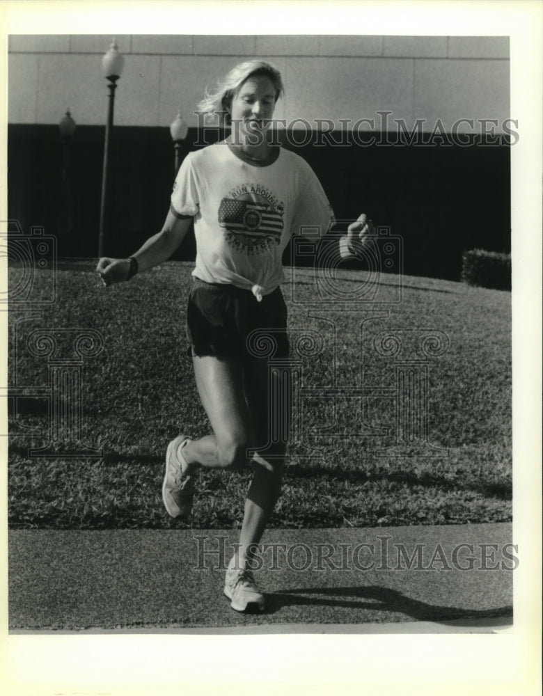 1988 Press Photo Sarah Fulcher- Tri-athlete running in front of the Hilton Hotel- Historic Images