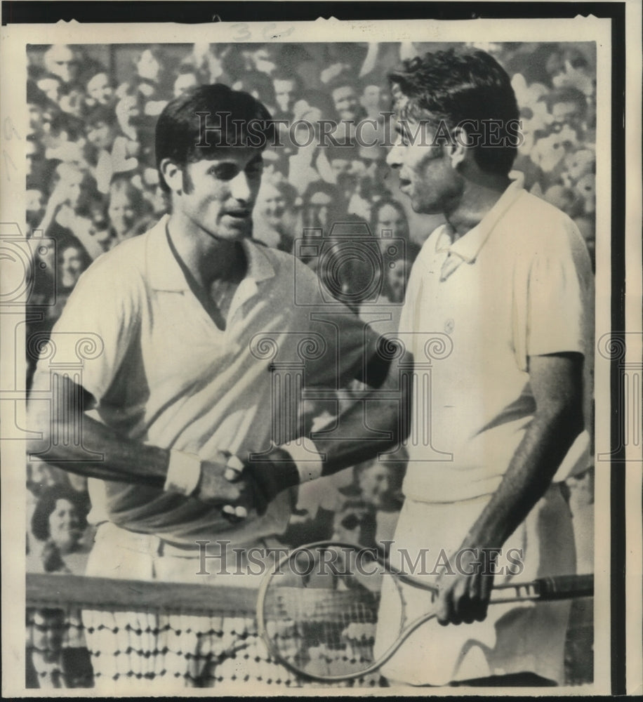 Press Photo Tennis - Pancho Gonzales and Charles Pasasell at the tournament - Historic Images