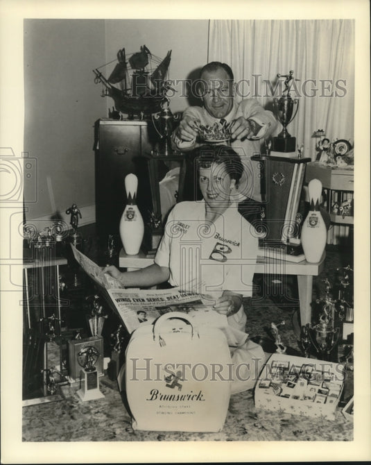 Press Photo Bowler Shirley Garms poses with her trophies as husband "crowns" her - Historic Images