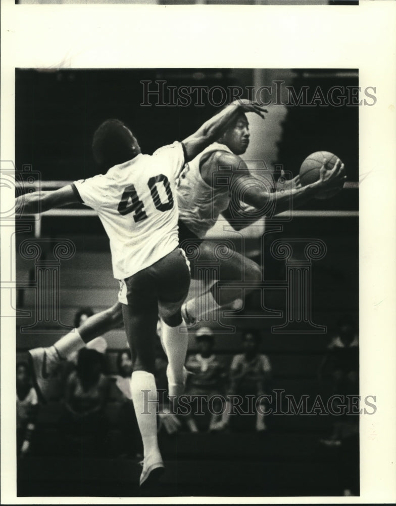 1982 Basketball Action NY Jets Bobby Jackson &amp; Saints Russell Gary - Historic Images