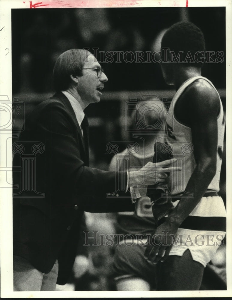 1983 Tulane Basketball Coach Ned Fowler Talking to a Player - Historic Images