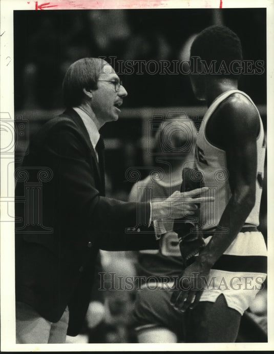 1983 Tulane Basketball Coach Ned Fowler Talking to a Player - Historic Images