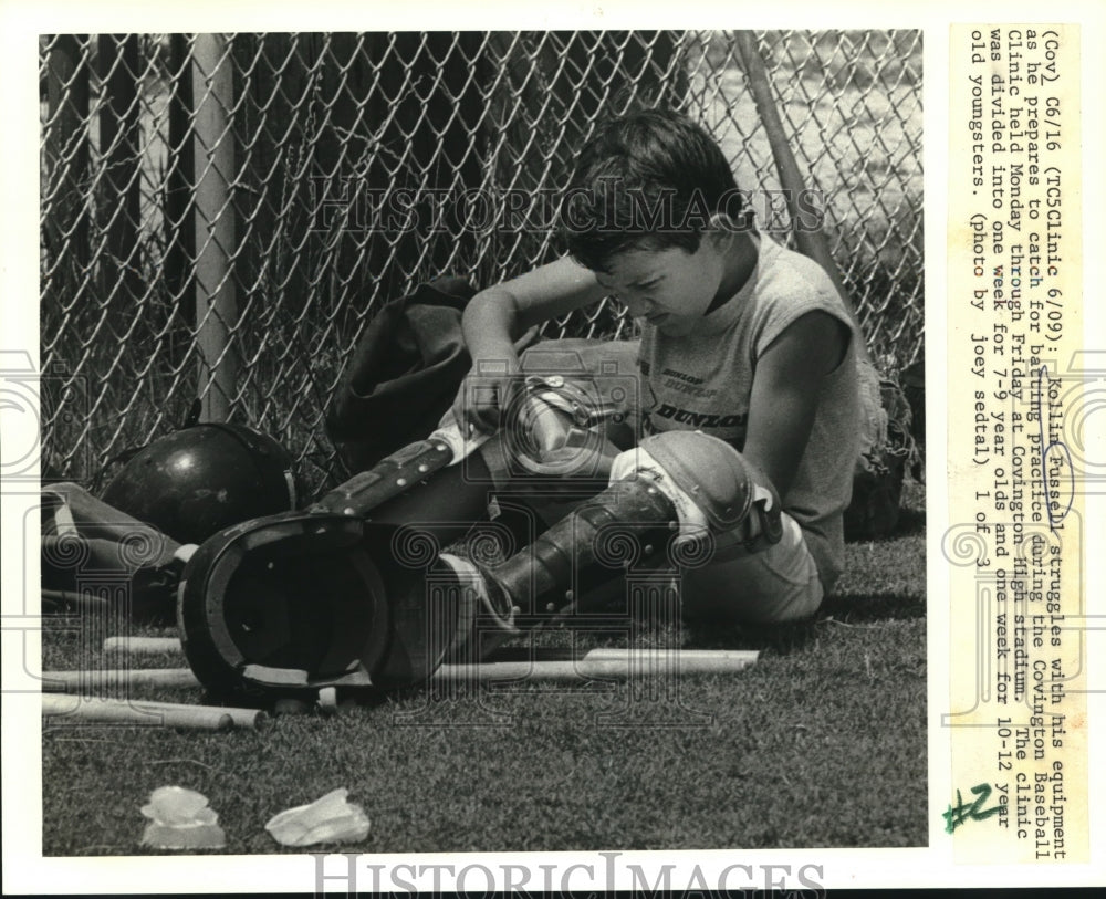 1988 Press Photo Baseball - Kollin Fussell Puts Equipment on at Covington Clinic - Historic Images