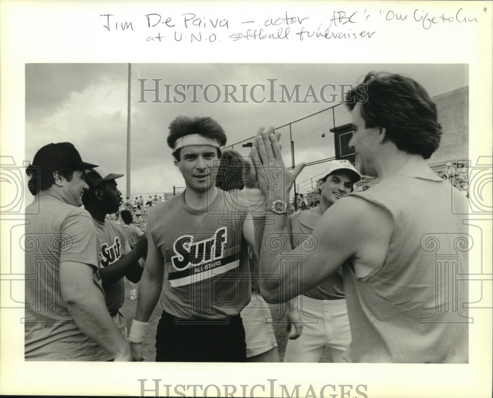 1989 Press Photo Soap opera star Jim De Paiva plays a charity softball game- Historic Images