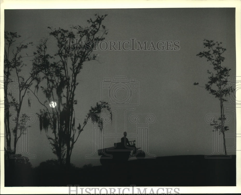 1989 Press Photo A golf greens worker at English Turn at sunrise - nos12657- Historic Images