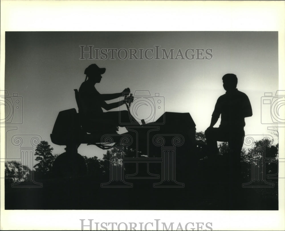 1989 Press Photo English Turn golf greenskeeper Mitchell Wilkerson and worker - Historic Images
