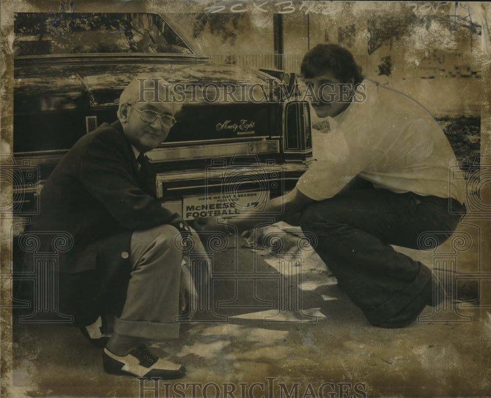 1974 Press Photo McNeese State football player James Files and Dr. Thomas Leary - Historic Images