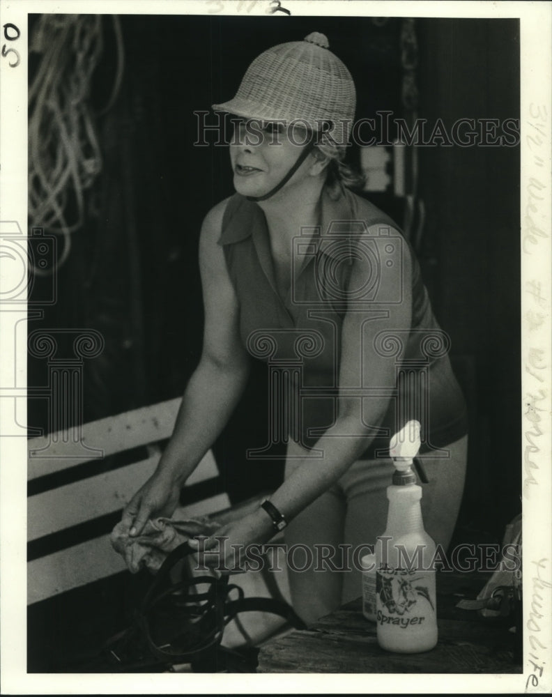 1980 Press Photo Horseback rider Nora Fine cleans a harness - nos12941- Historic Images