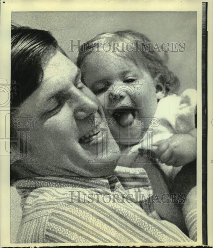 1972 Press Photo New York Mets baseball pitcher Tom Seaver and daughter Sarah - Historic Images