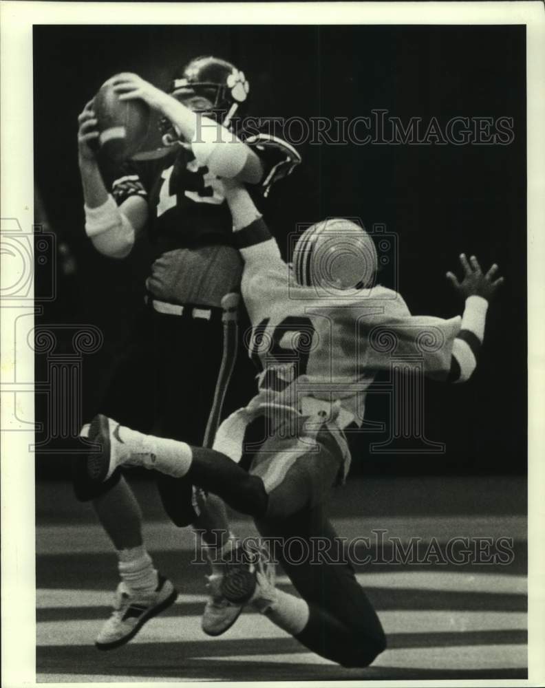 1987 Press Photo Football Action in the Gatorade Superdome Classic VI - Historic Images