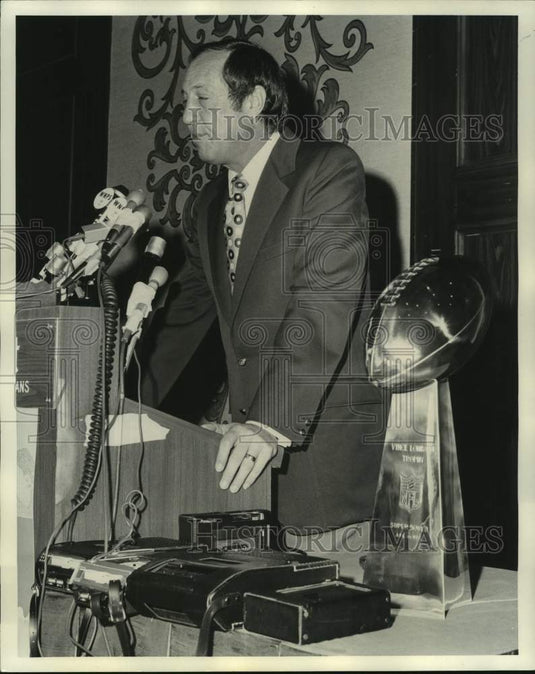 1975 Press Photo Pete Rozelle of National Football League Speaking - nos13185 - Historic Images