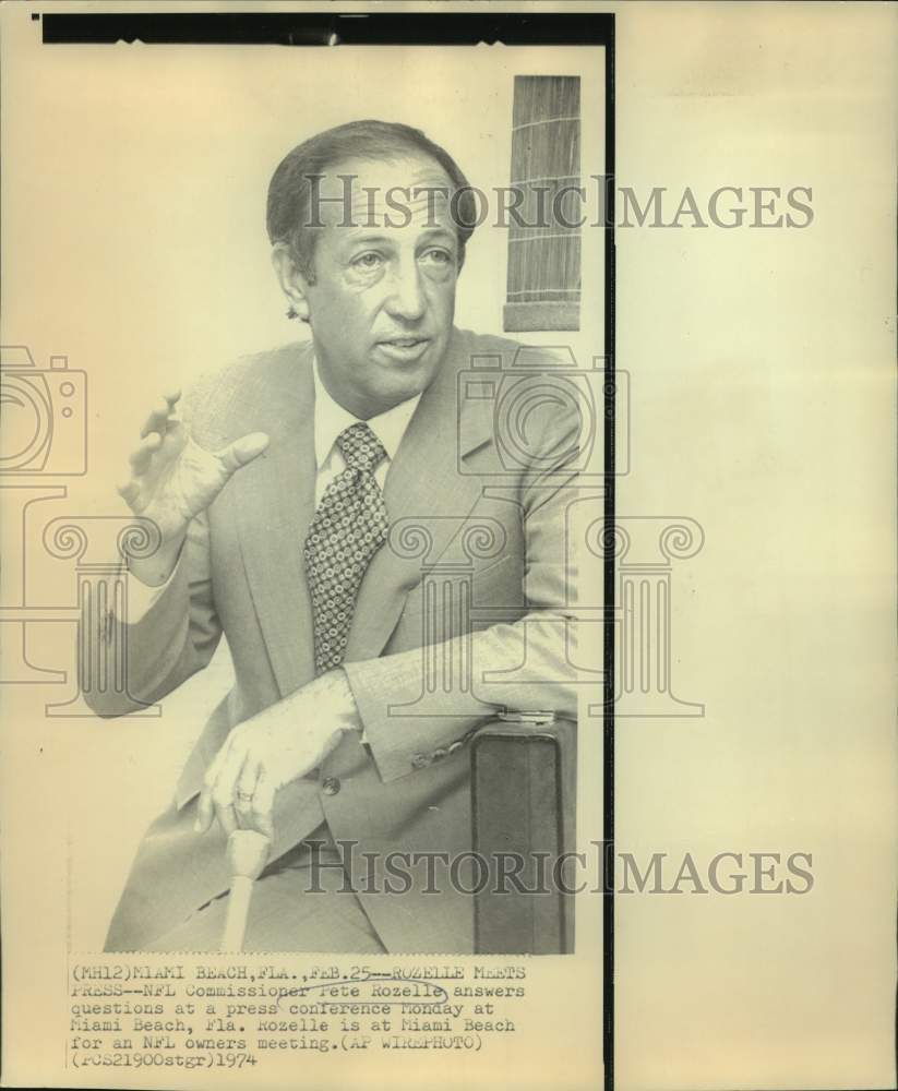 1974 Press Photo NFL football commissioner Pete Rozelle in Miami Beach - Historic Images