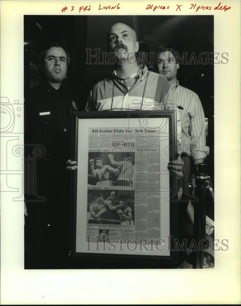 1989 Press Photo Boxing fan Bud Gregg with framed Ali-Spinks fight clipping - Historic Images