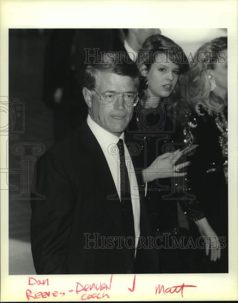 1990 Press Photo Denver Broncos Football Coach Dan Reeves at Superbowl Party - Historic Images