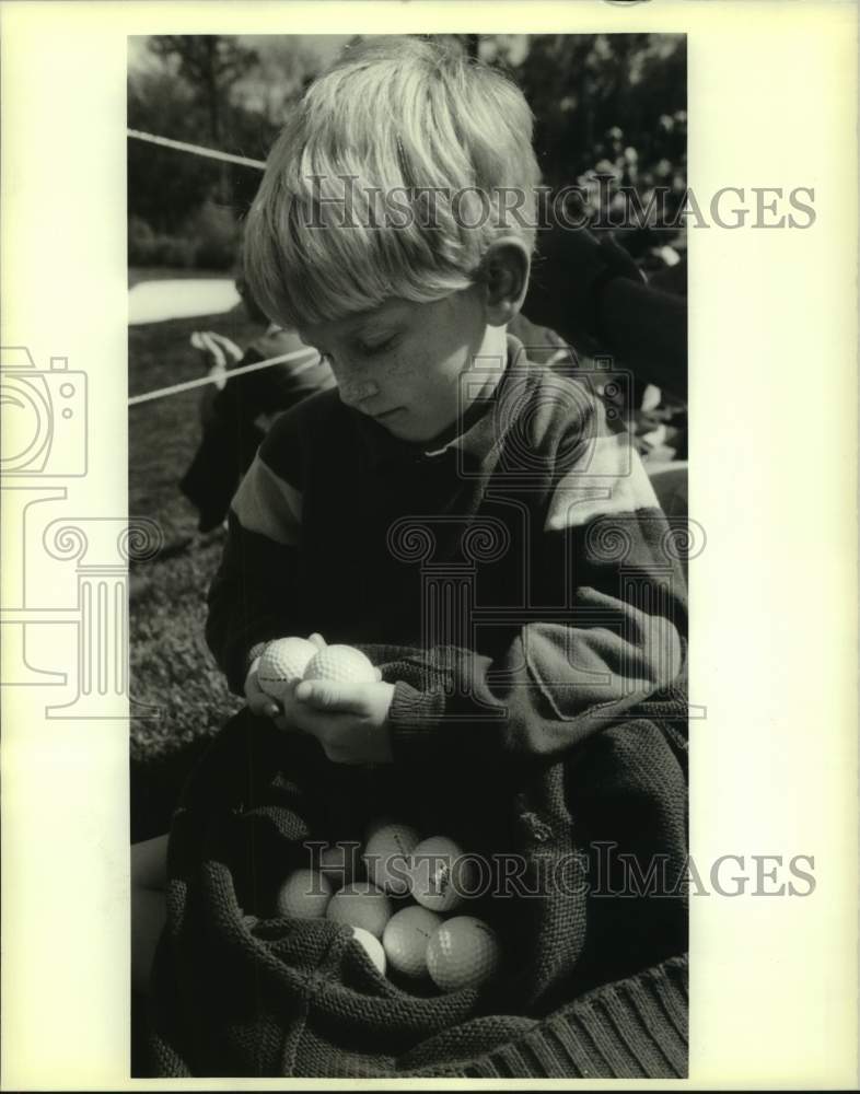 1989 Press Photo Greater New Orleans Open golf fan Harrison Golden of Biloxi - Historic Images