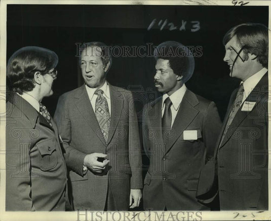 1975 Press Photo NFL football and players union officials in New Orleans - Historic Images