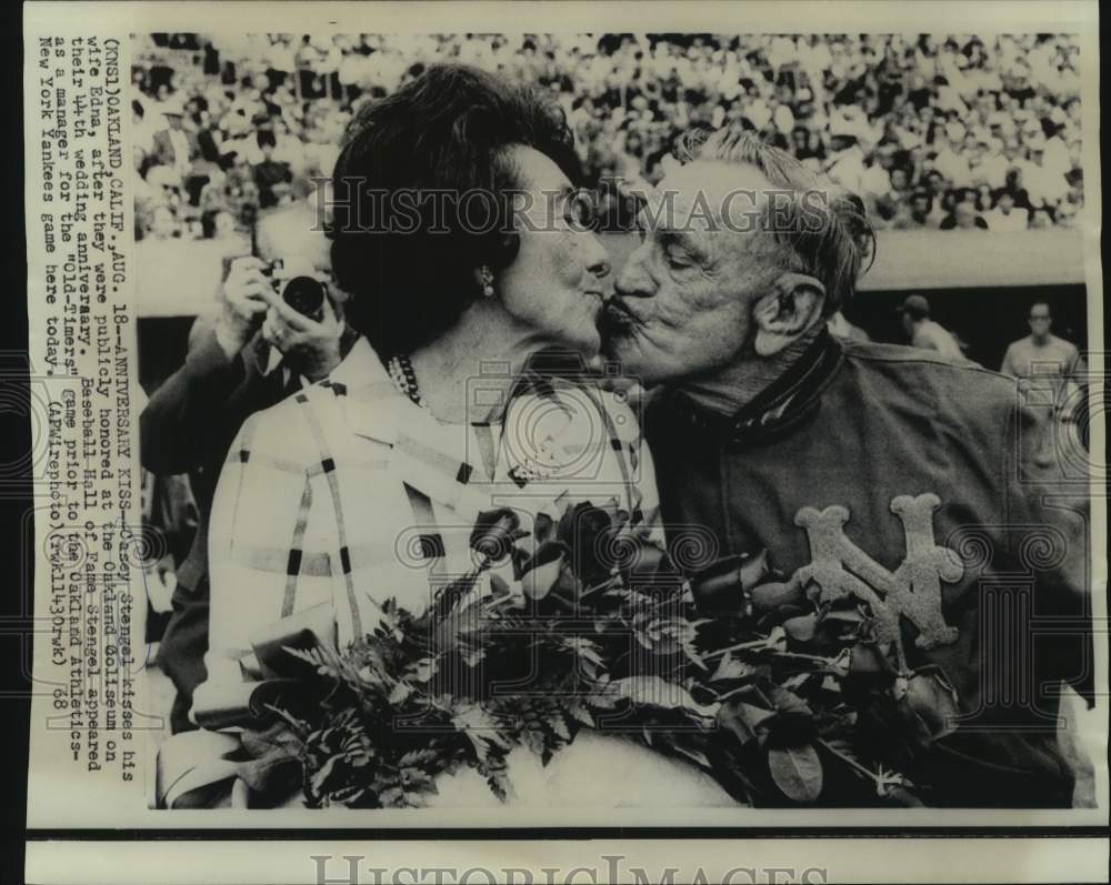 1968 Press Photo Baseball great Casey Stengel and wife Edna at Oakland Coliseum- Historic Images