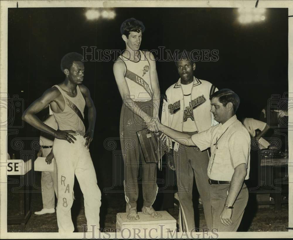 1971 Press Photo Track athletes at the Meet of Champions at Behrman Stadium - Historic Images