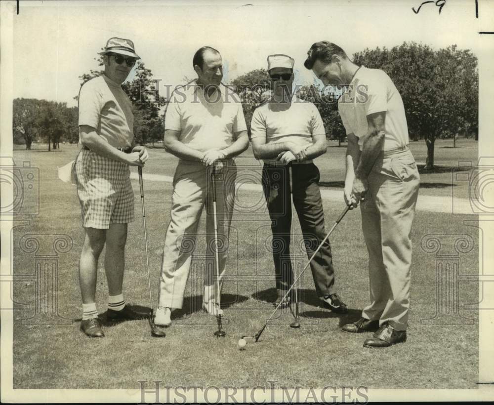 1970 Press Photo Golfers at Radio-TV-Appliance Assn. at Colonial Country Club - Historic Images