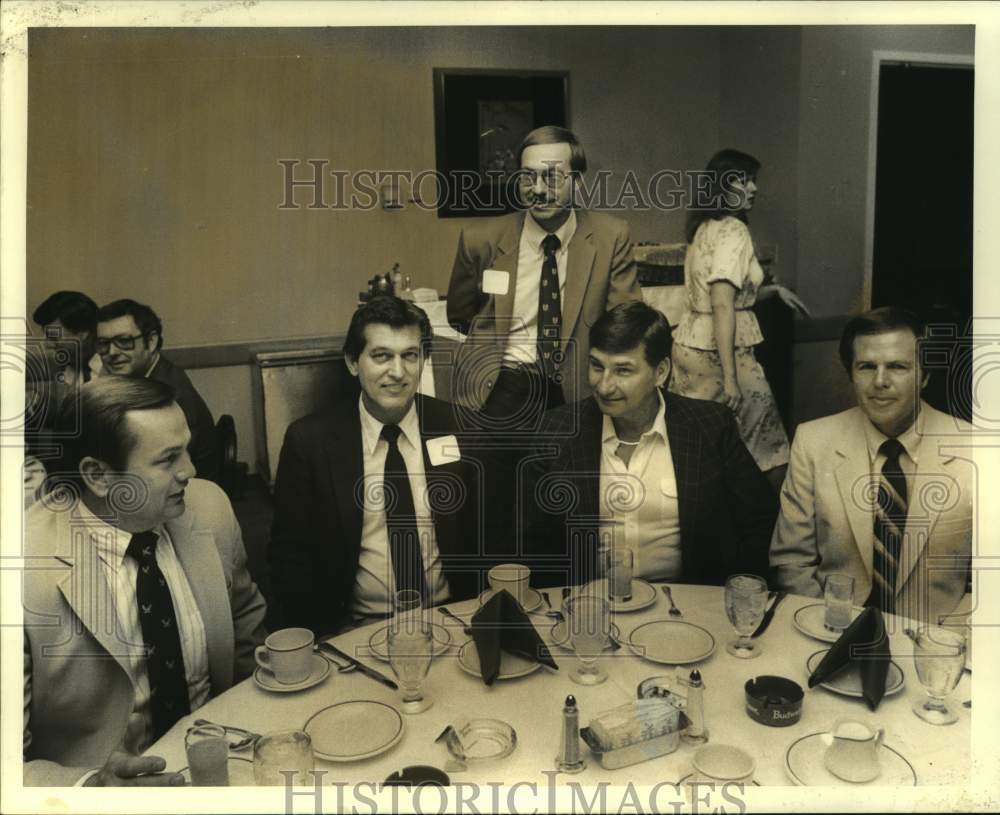 1982 Press Photo Tulane basketball coach Ned Fowler and colleagues - nos14075 - Historic Images