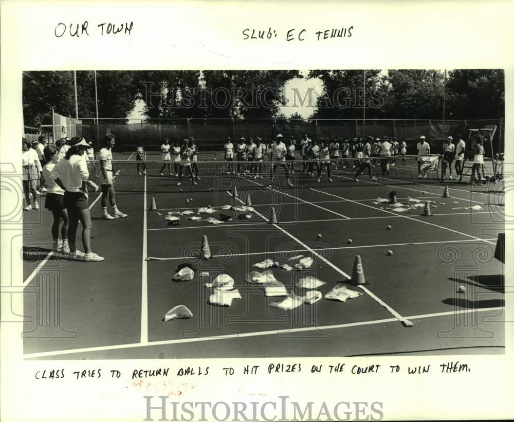 1985 Press Photo Tennis clinic participants attempt to win prizes during drill- Historic Images