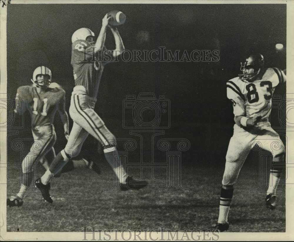 1967 Press Photo Cor Jesu High football player James Murphy intercepts a pass- Historic Images