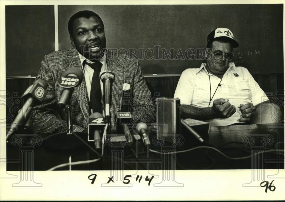 1982 Press Photo New Orleans Saints football player Leon Gray with Bum Phillips - Historic Images