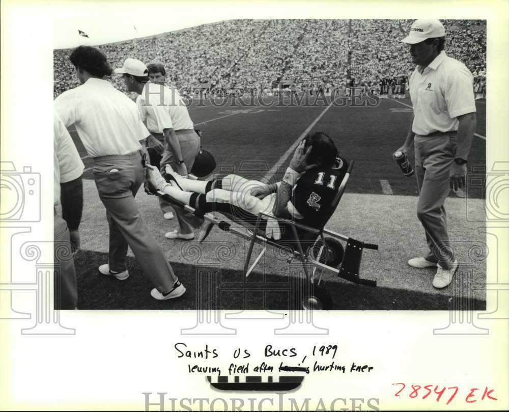 1989 Press Photo New Orleans Saints John Fourcade Leaves Field with Hurt Knee - Historic Images