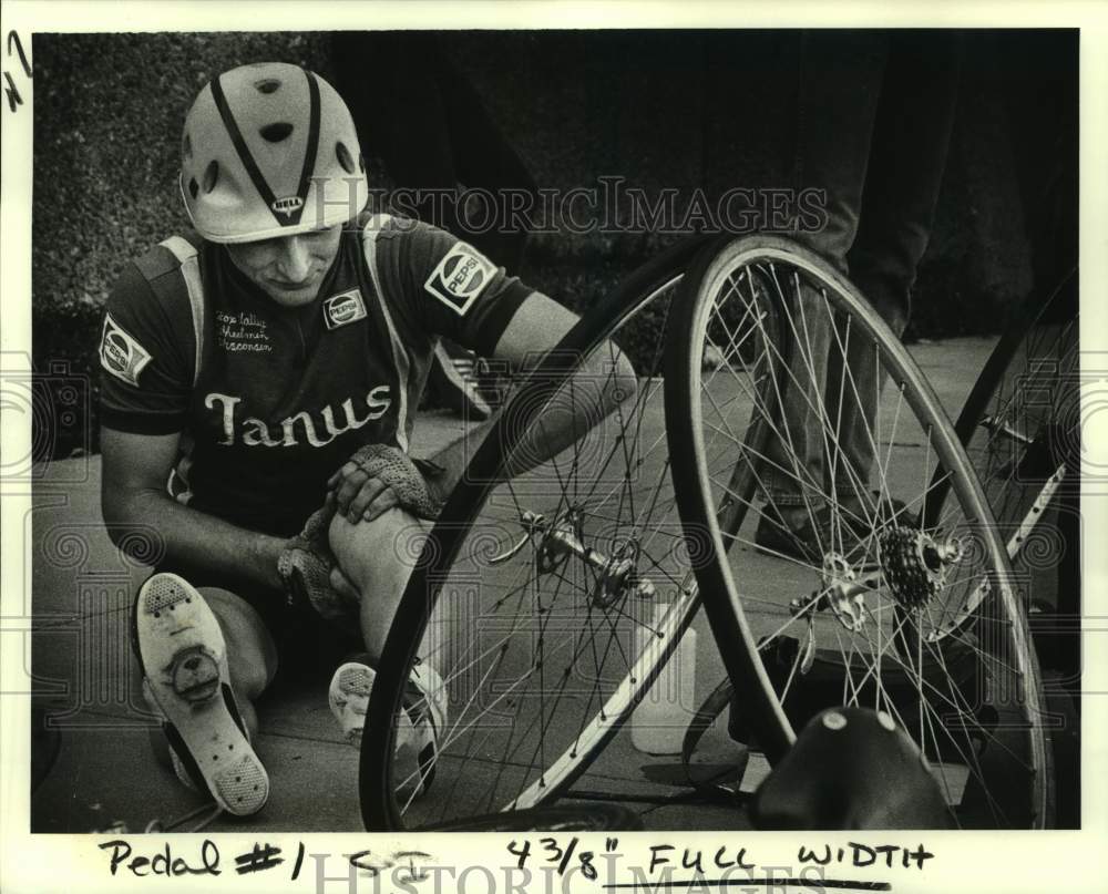 1979 Press Photo A cyclist massages a knee before a race - nos14375 - Historic Images