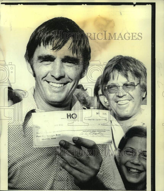 1974 Press Photo Golfer Dave Hill holds up a check - nos14412 - Historic Images