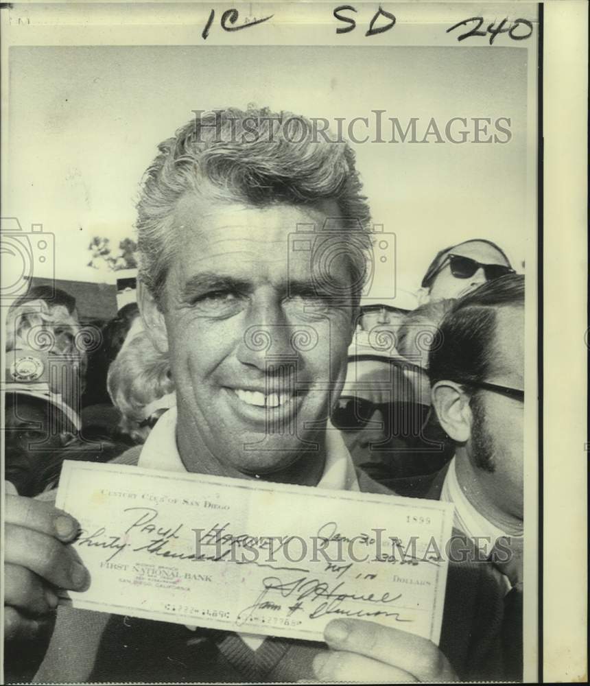 1972 Press Photo Golfer Paul Harney holds a winner&#39;s check for $30,000- Historic Images