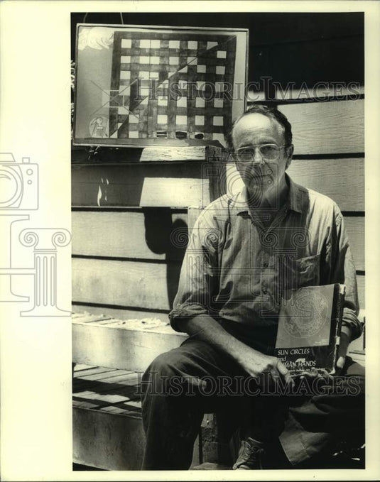 1990 Press Photo New Orleans-Poet Kalvin Harlan with one his paintings-Historic Images