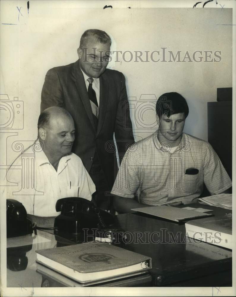1968 Press Photo Tulane college football player Bart Graves with coaches - Historic Images