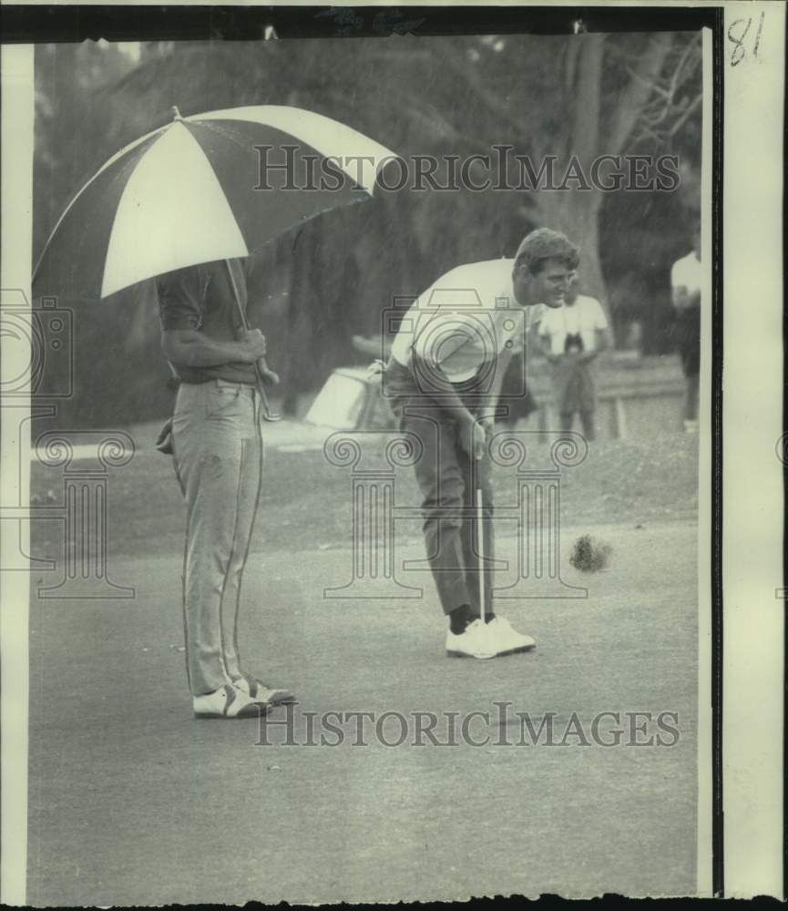 1968 Press Photo Baseball players Ken Harrelson and Sam Ellis play golf - Historic Images