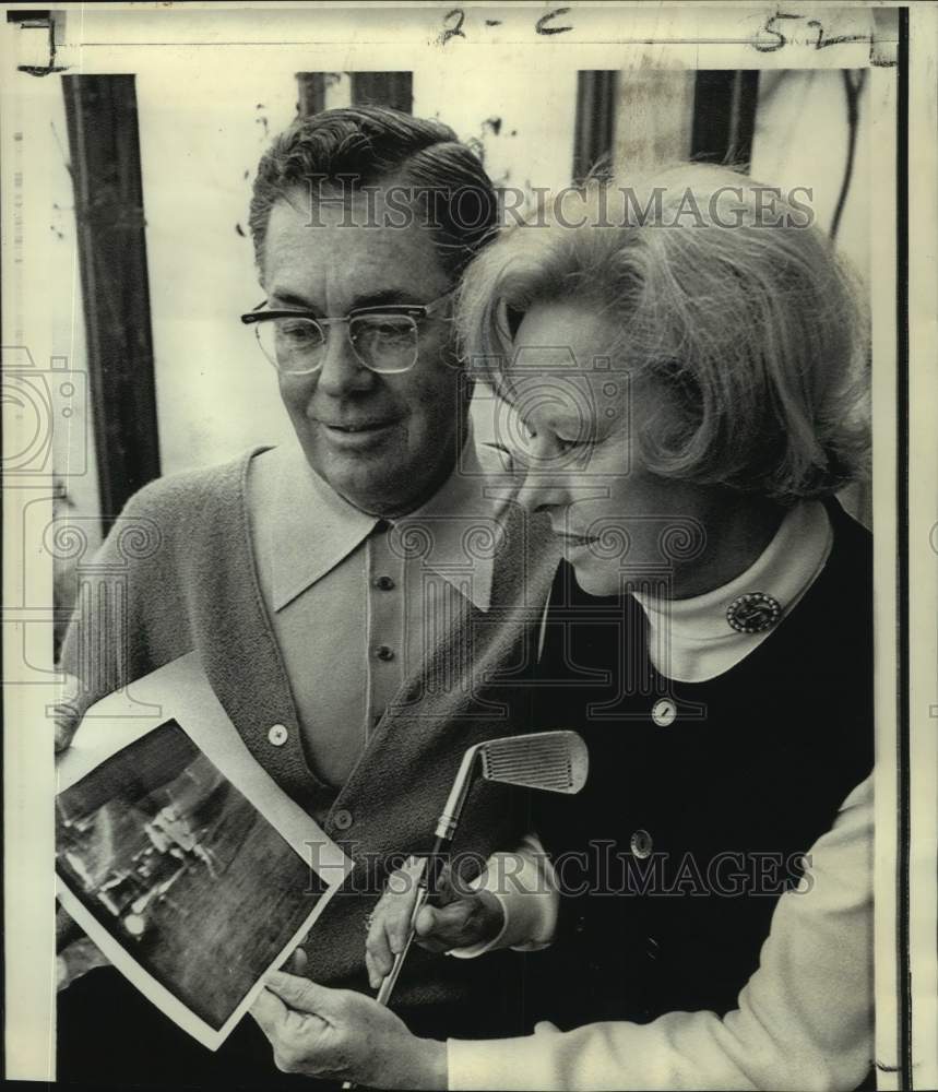 1971 Press Photo Golf pro Jack Harden and wife Sally with photo of Allan Shepard - Historic Images