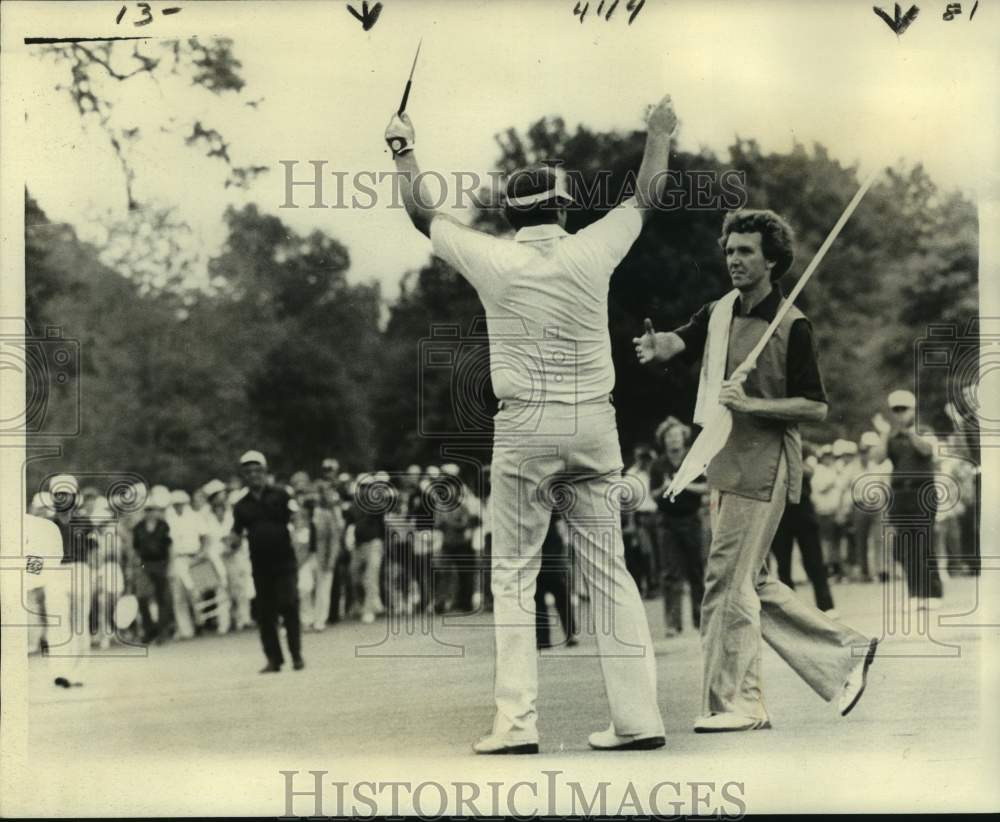 1978 Press Photo Golfer Lon Hinkle and caddie Brent Buckley celebrate victory - Historic Images